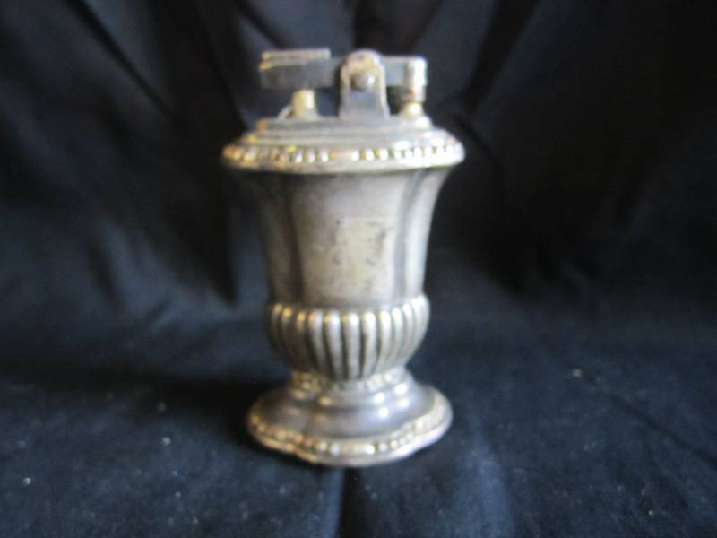 lot 135 image: Vintage Ronson Table Top Lighter...