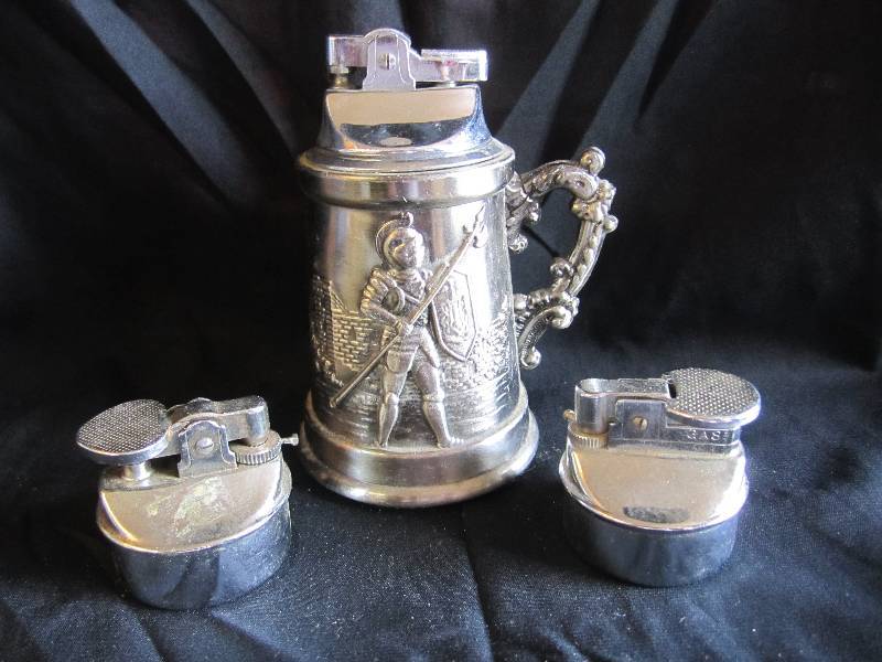 lot 140 image: Vintage Table Top Lighter with extr...