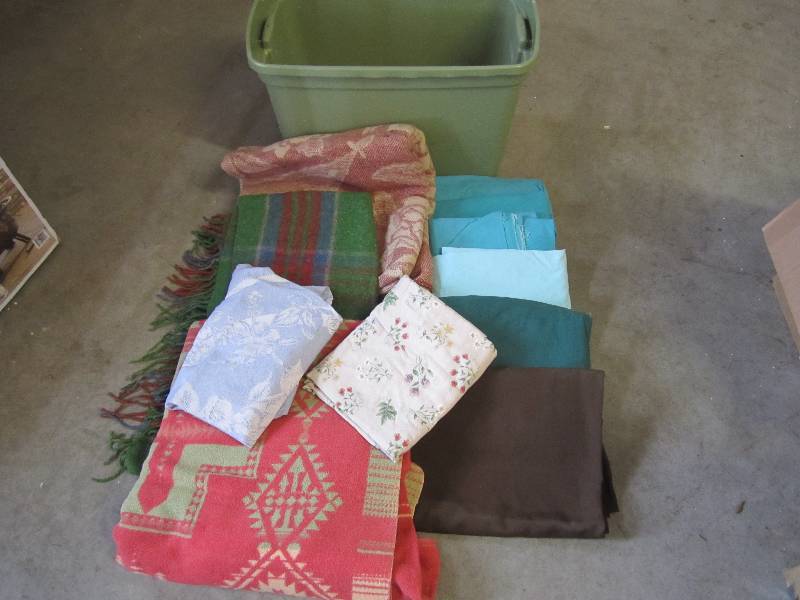 lot 163 image: Lot of Material Blankets Sheets in ...