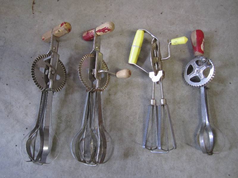 lot 165 image: Lot of 4 Vintage Hand Mixers All wo...