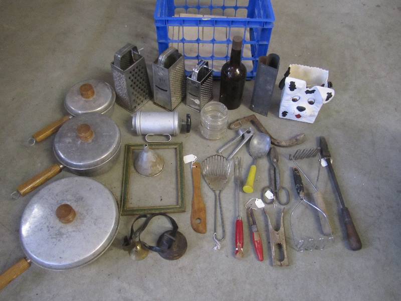 lot 166 image: Lot of Misc Vintage Items in plasti...