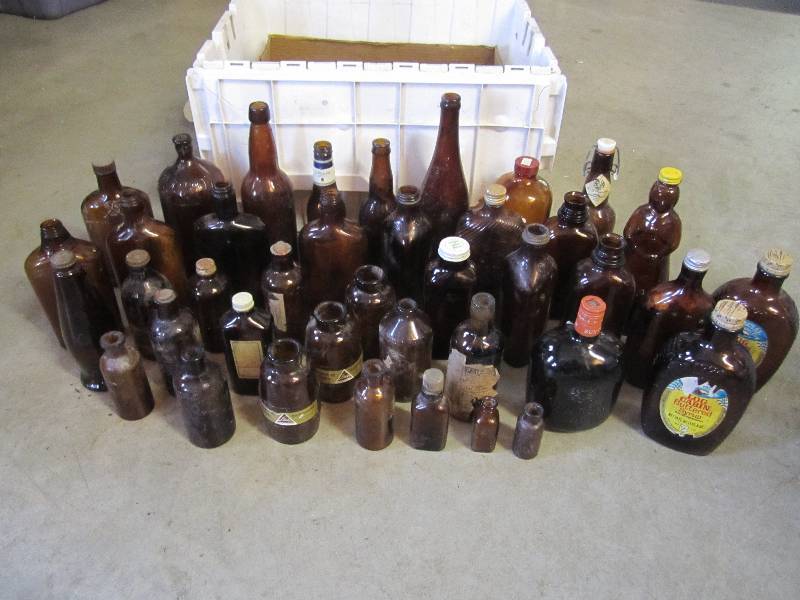 lot 175 image: Large Lot of Vintage Brown Glass Bo...