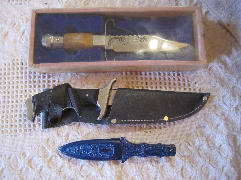 lot 177 image: Lot of 3 Knives ...