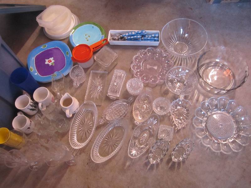 lot 183 image: Large Lot of Kitchen Dininng Servin...