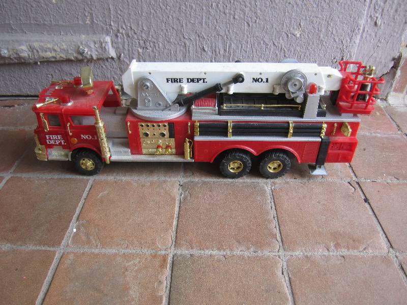 lot 224 image: Battery Operated Fire Truck Unteste...