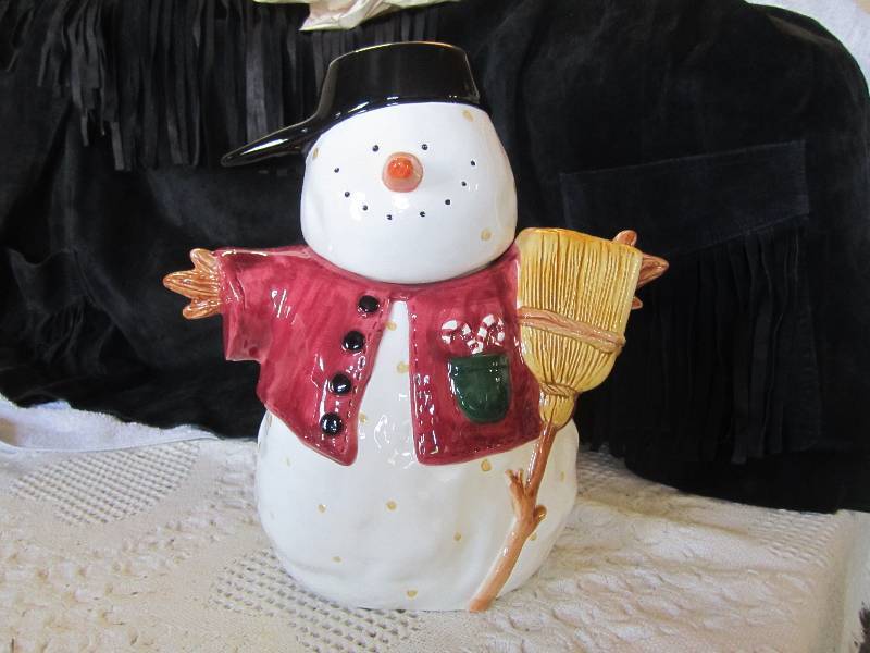 lot 231 image: Snow Man Cookie Jar 11 tall....
