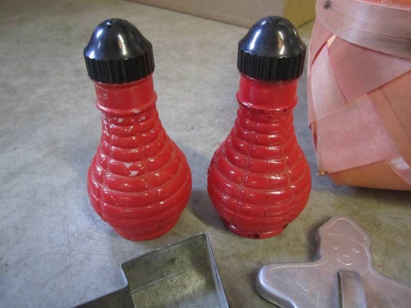 lot 242 image: Lot of Vintage Cookie Cutters and S...