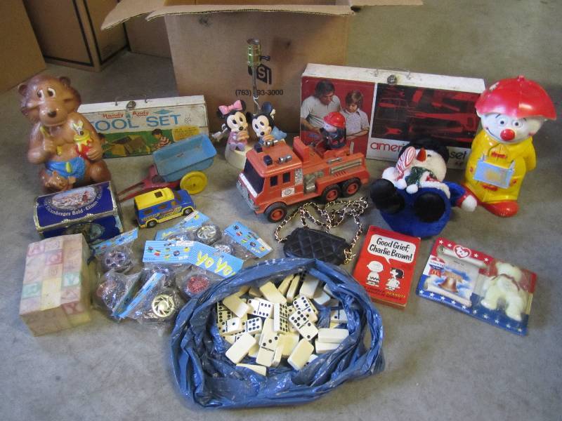 lot 243 image: Lot of Vintage Kid Related Items et...