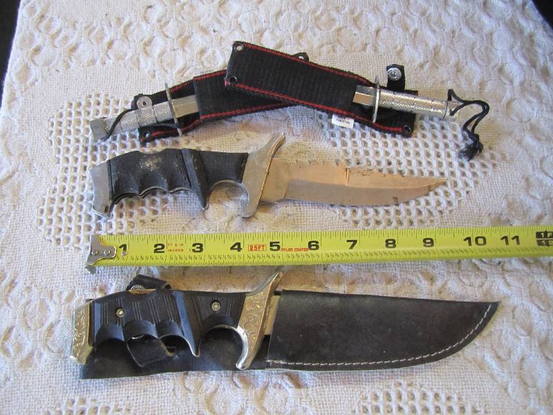lot 256 image: Lot of 4 Knives - 3 with Sheaths...