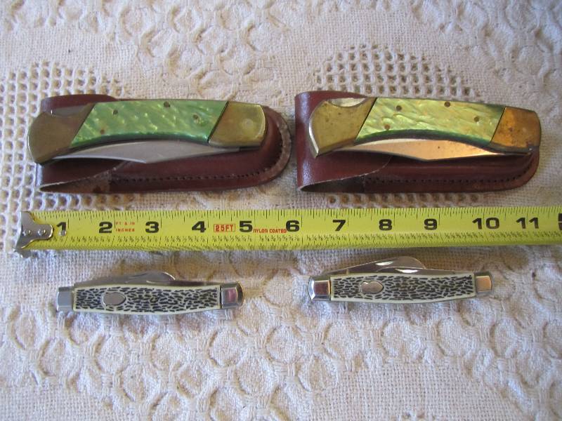 lot 260 image: Lot of 4 Knives - 2 with Sheaths...
