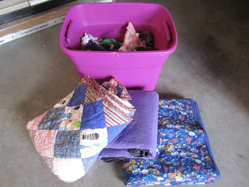 lot 292 image: Tote full of Smaller stuffed animal...