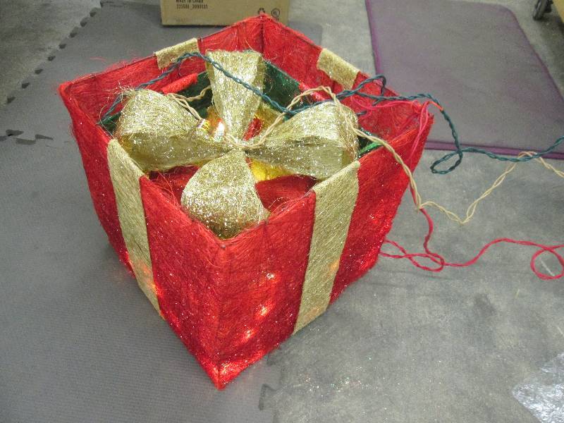 lot 41 image: Set of 3 Pre-Lit Gift Boxes- Yard D...