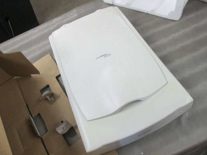 lot 122 image: MicroTek ScanMaker 3600 Scanner use...