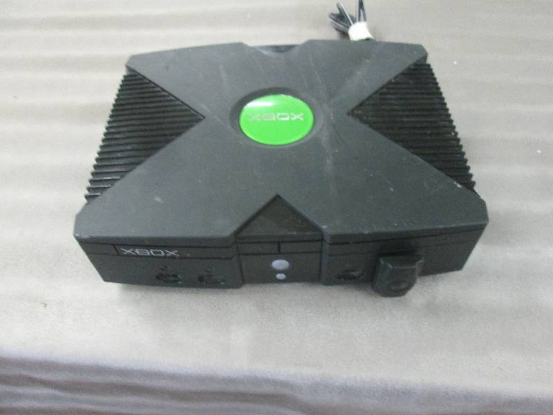 lot 131 image: Xbox used, powers on...
