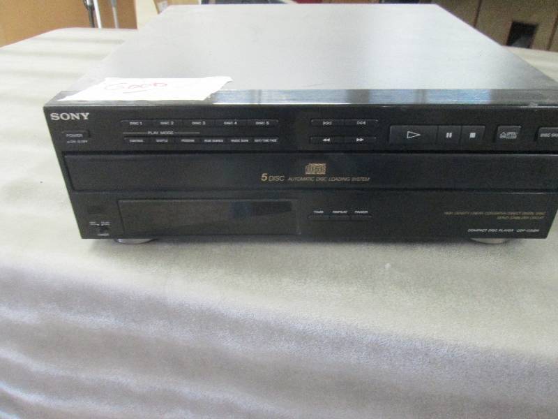 lot 138 image: Sony 5 Disc Changer-used, powers on...