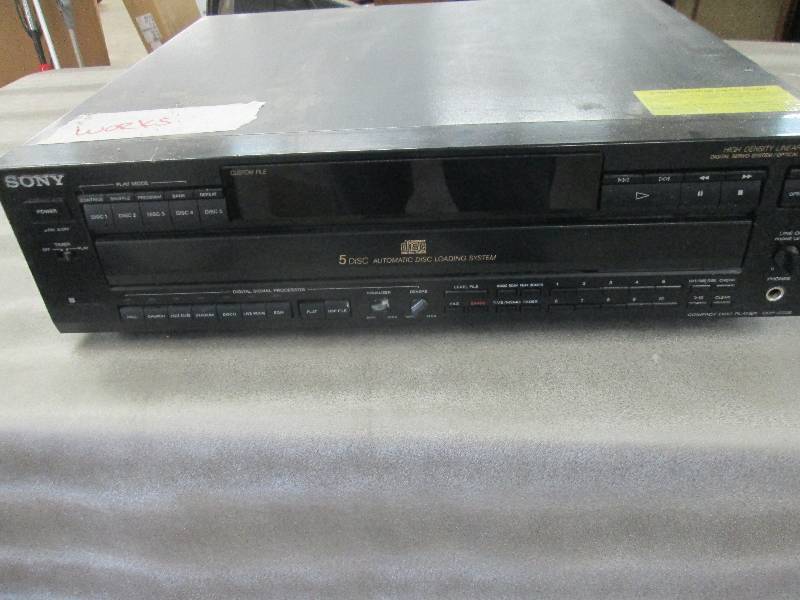 lot 152 image: Sony 5 Disc Changer-used, powers on...