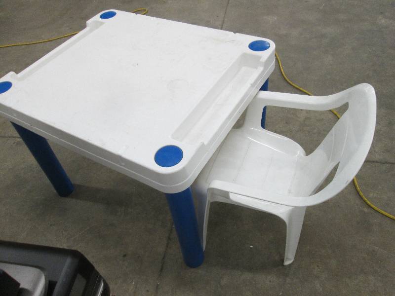 lot 209 image: Kids Task Table with 1 Chair...