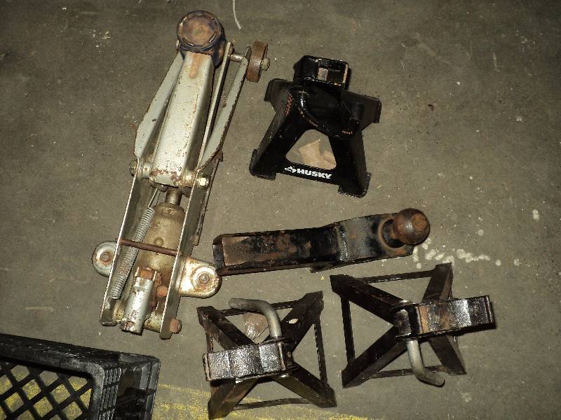 lot 5 image: tote of car jacks and hitch...