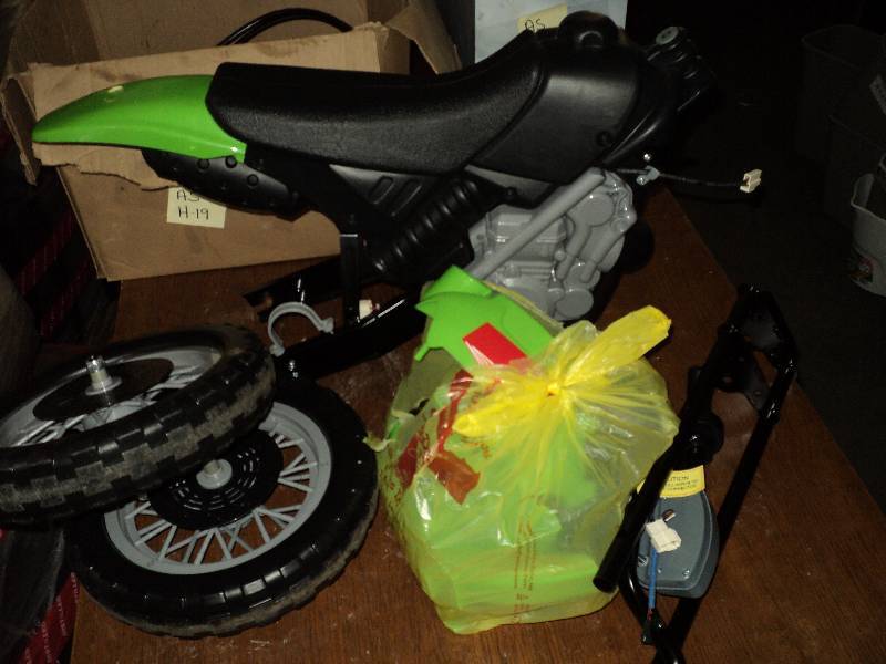 lot 20 image: kids motorcycle in parts, needs ass...