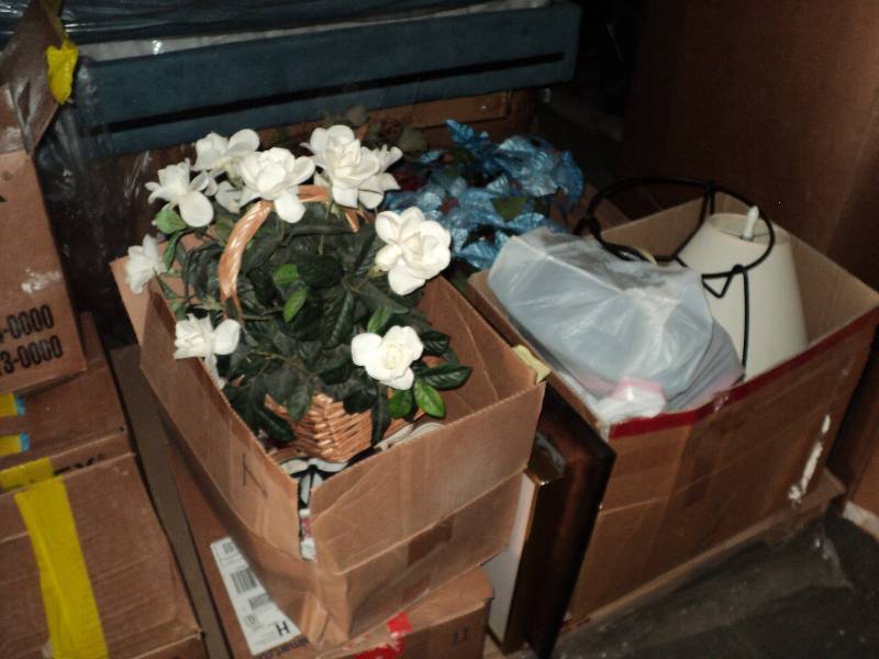 lot 27 image: pallet of flowers and home dcor...