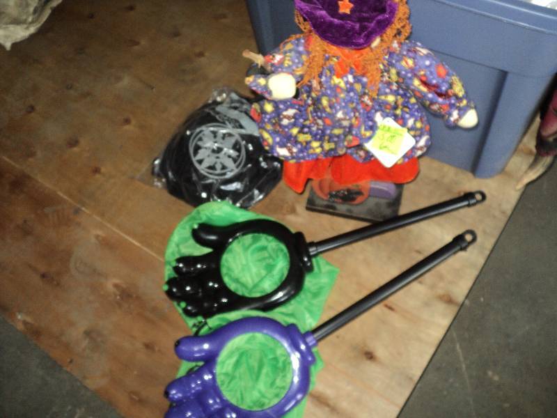 lot 29 image: tub of halloween masks and decor...