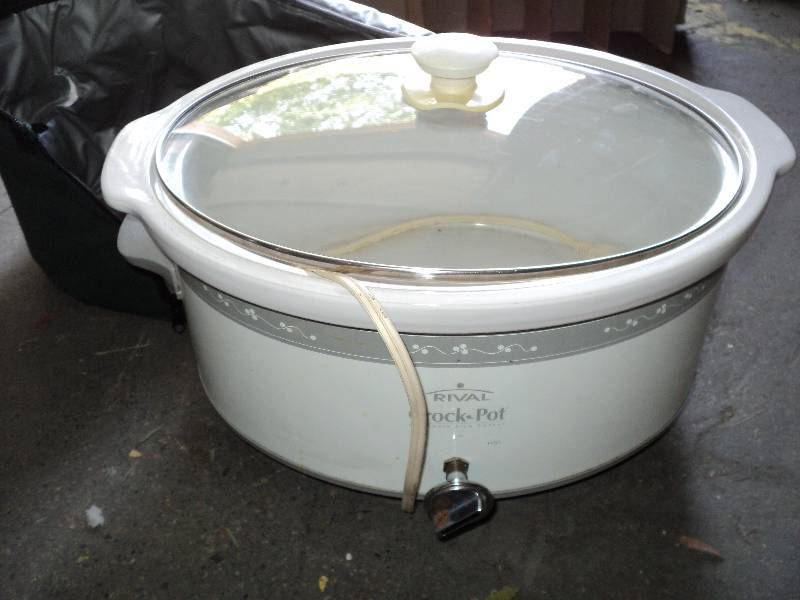 lot 35 image: crockpot and carrying case...
