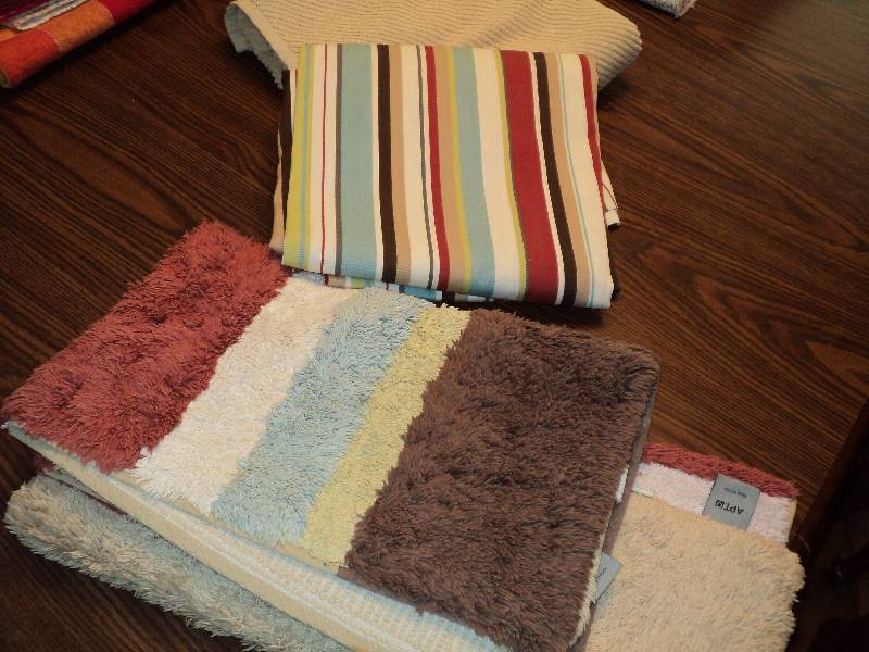 lot 70 image: matching shower curtain, rug, and t...