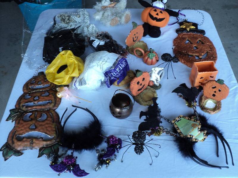 lot 77 image: box of halloween decorations...