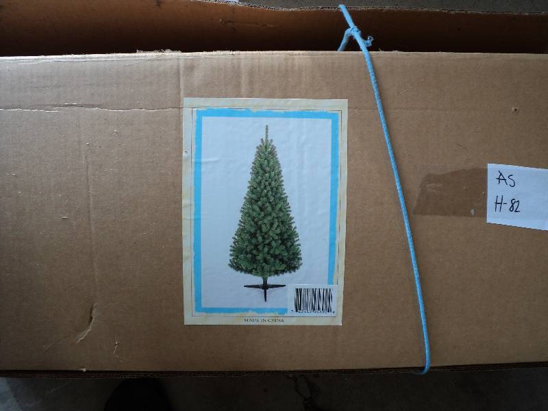 lot 82 image: 37inx12inx13in christmas tree...