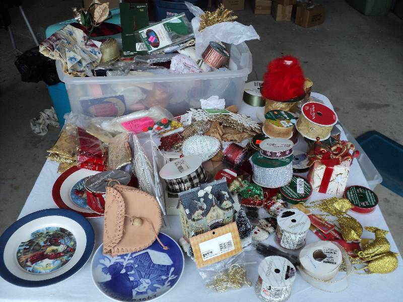 lot 85 image: christmas dcor...