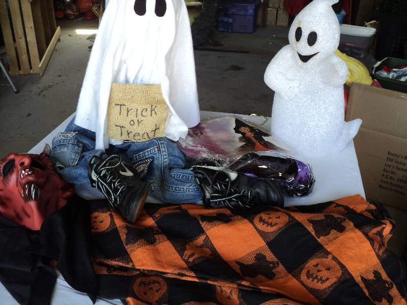 lot 94 image: halloween dcor...