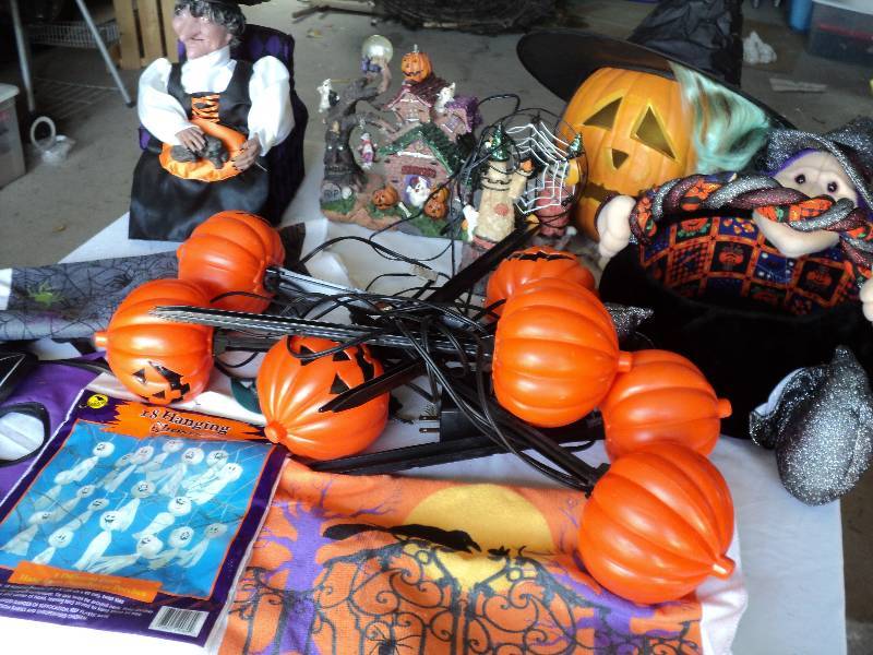 lot 95 image: orange tote full of halloween dco...