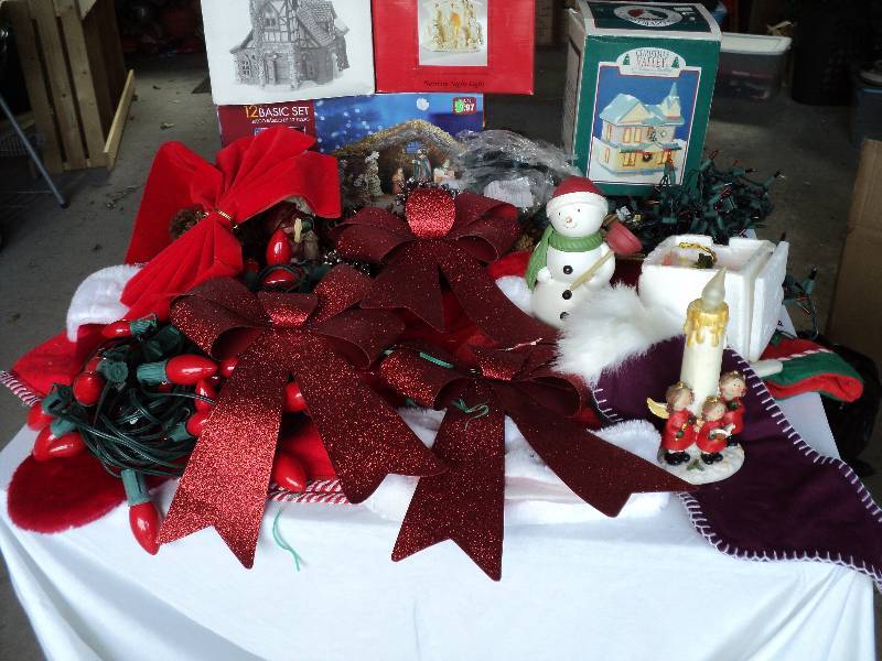 lot 113 image: tote full of christmas dcor...