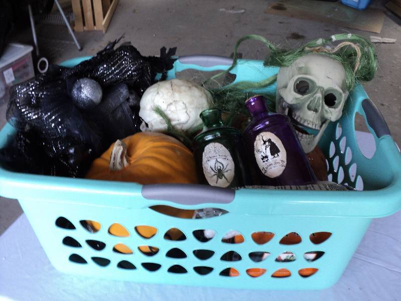 lot 115 image: laundry tub of halloween dcor...