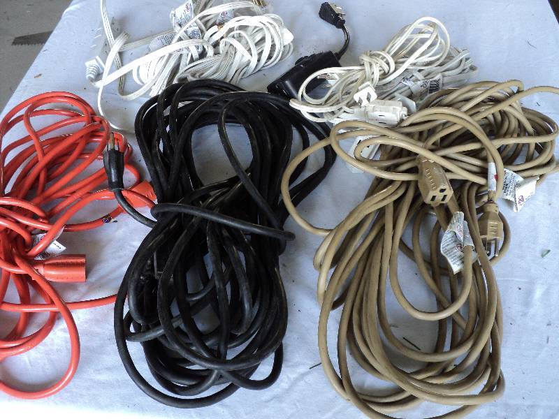 lot 119 image: variety of extension cords...