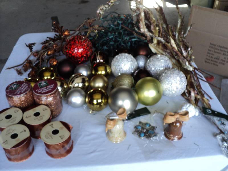 lot 123 image: christmas dcor , ribbon, ornametn...