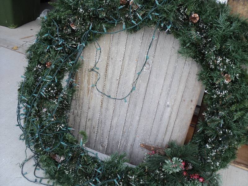 lot 130 image: 4ft christmas wreath with lights...