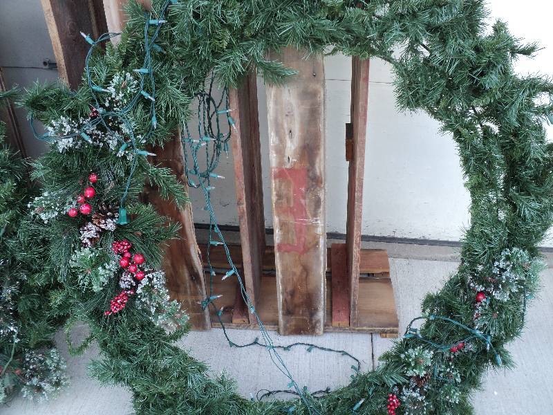 lot 131 image: 4ft christmas wreath with lights...