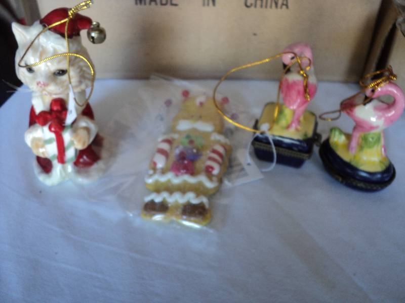 lot 145 image: 12 new bobblehead cat, 12 gingerbre...