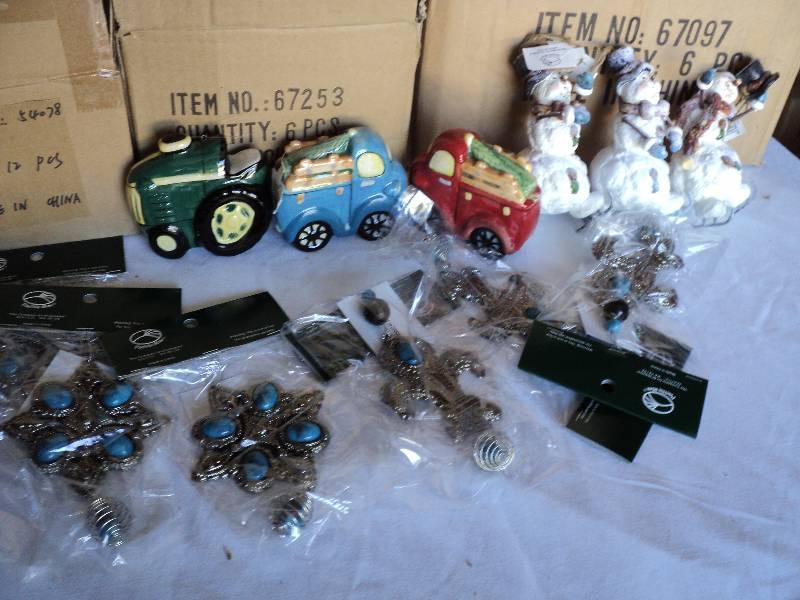 lot 149 image: 24 new christmas ornaments, 12 blue...