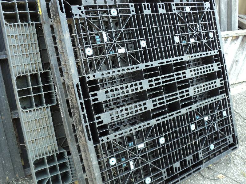 lot 160 image: 4 plastic pallets, heavy duty...