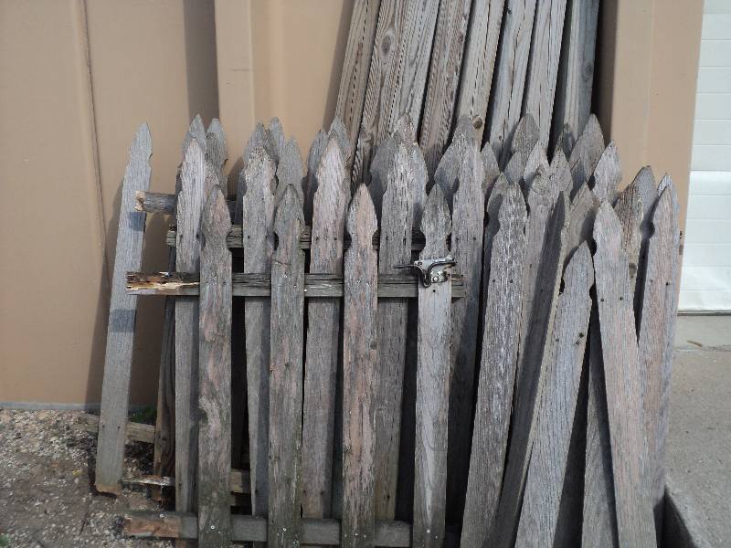 lot 176 image: 8 posts and 7 picket fences various...