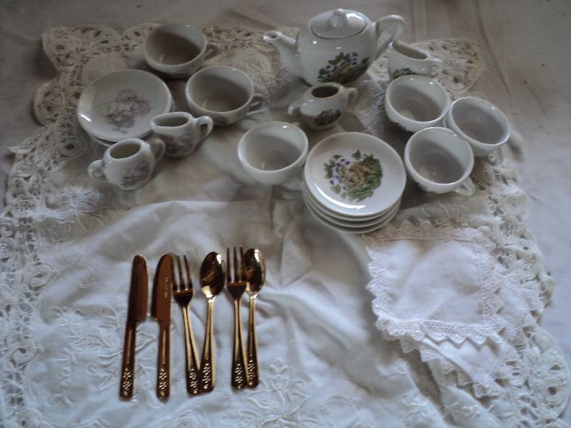lot 204 image: childs play set, tablecloth, napki...