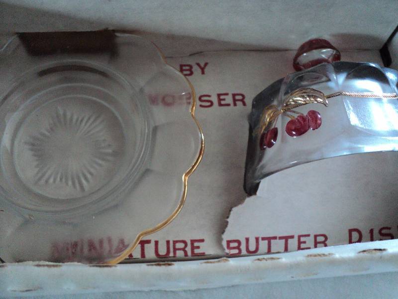 lot 211 image: Mosser Glass, cherry platter, butte...