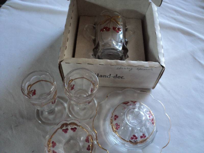 lot 214 image: Mosser Glass, cherry platter, 6 pie...