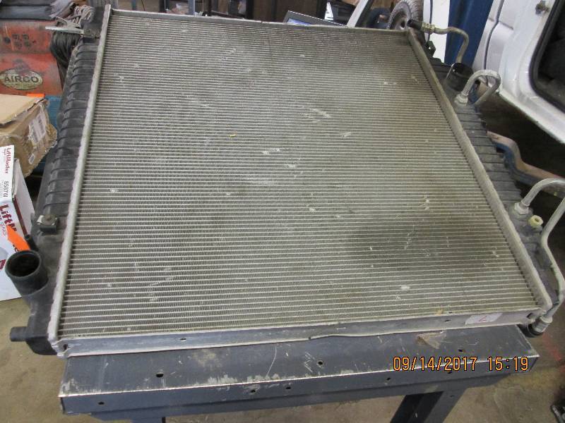 lot 16 image: Good radiator with transmission coo...