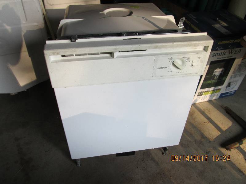 lot 26 image: GE Hotpoint dishwasher, front is 2...