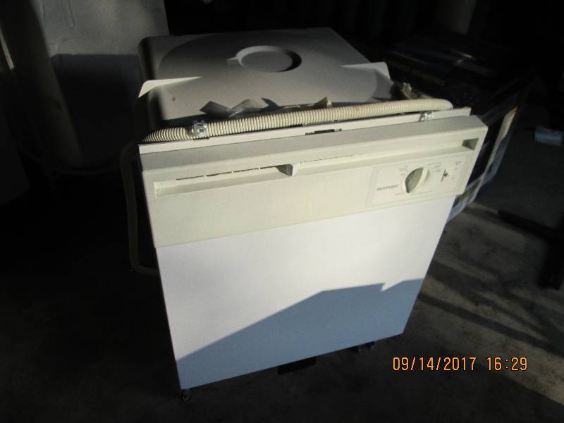 lot 27 image: GE Hotpoint dishwasher, front is 2...
