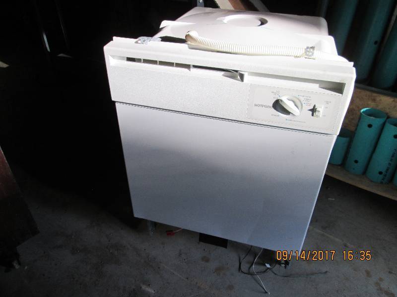 lot 29 image: GE Hotpoint dishwasher, front is 2...