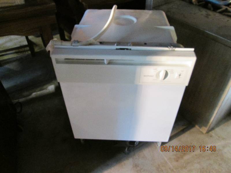 lot 30 image: GE Hotpoint dishwasher, front is 2...
